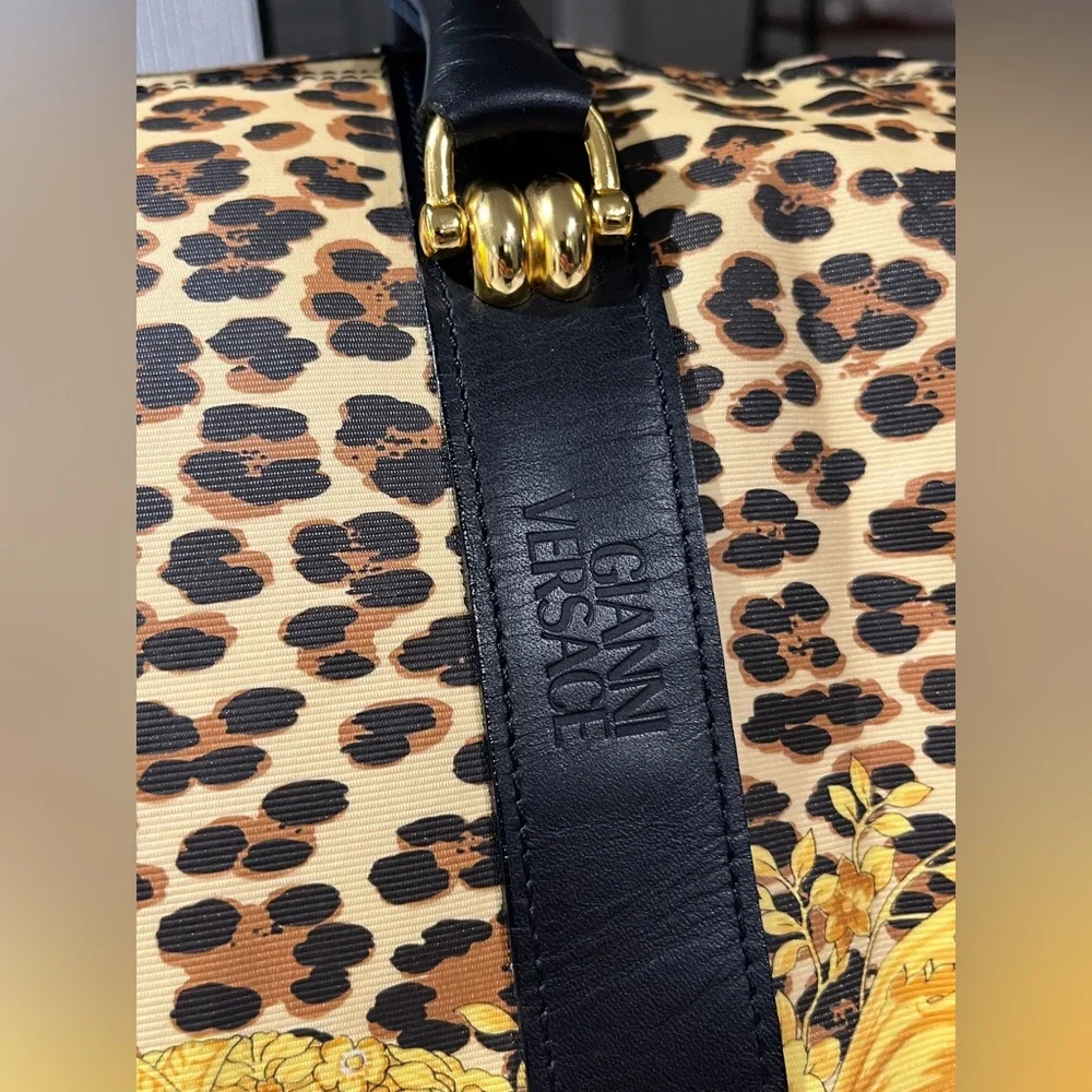⭐️SOLD⭐️ VERSACE DUFFLE BAG - Picture 2 of 16